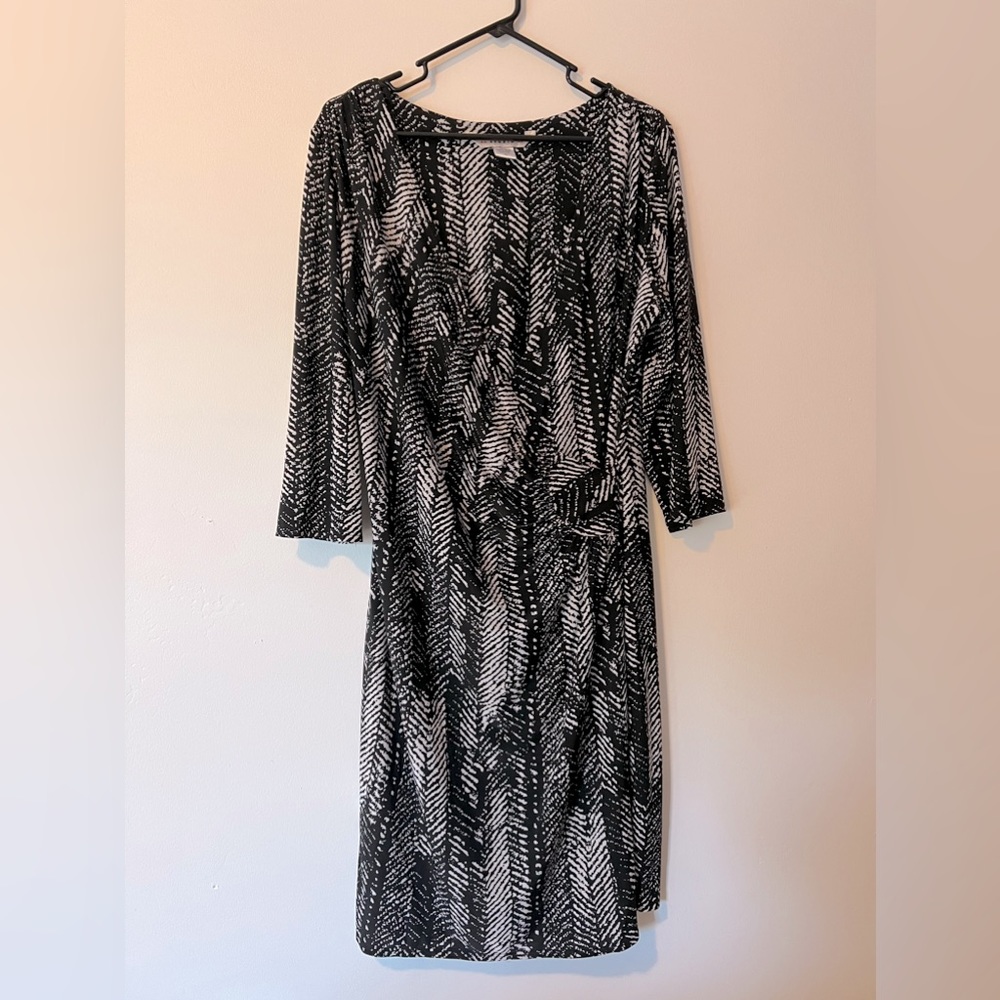 Women’s black and white knee length 3/4 sleeve faux wrap dress with stretch XL